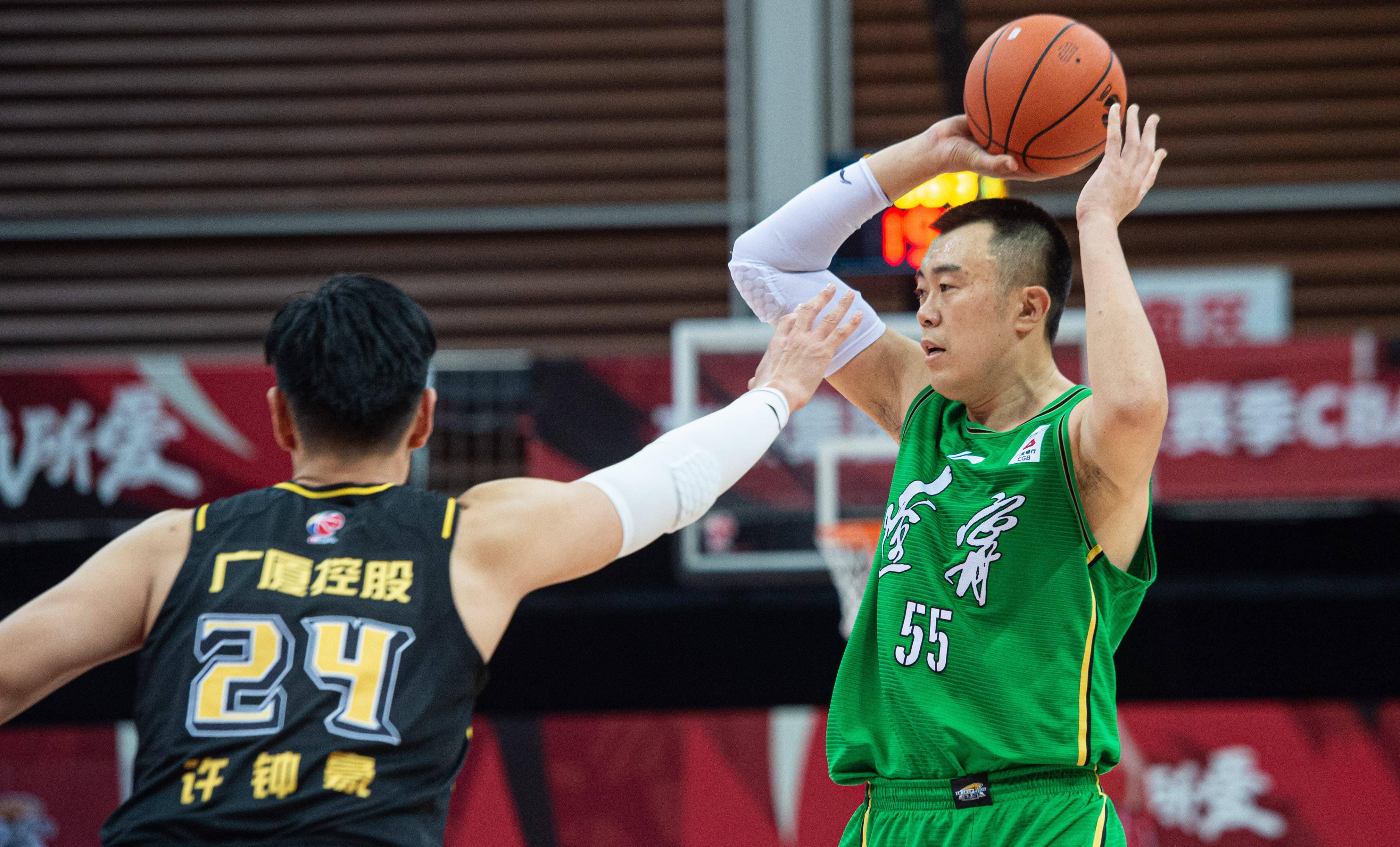 篮球传奇谢幕，球迷泪洒赛场