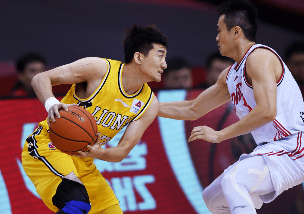 橄榄球队主教练发声，誓言带队登顶