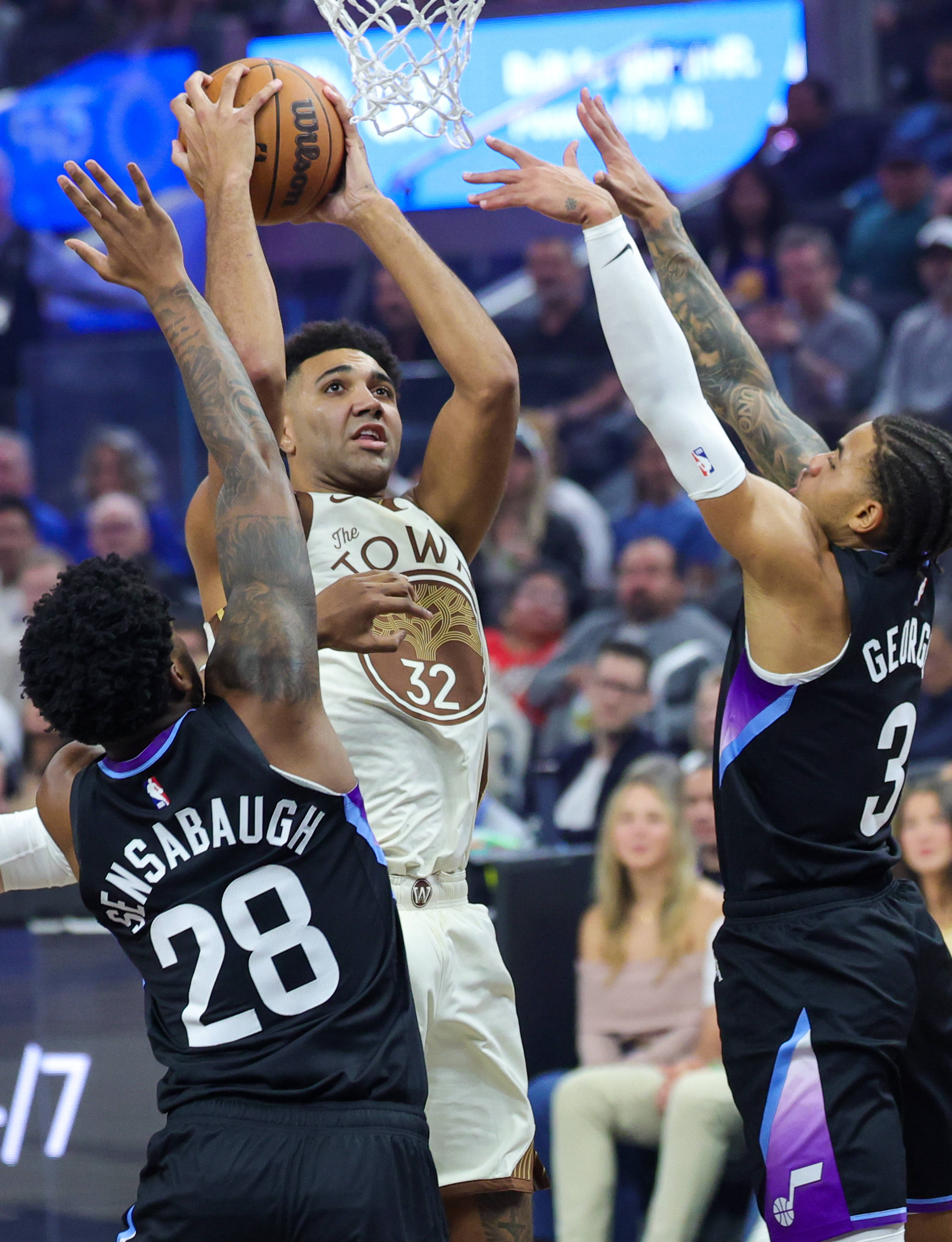 勇士翻盘爵士，克莱带队取胜